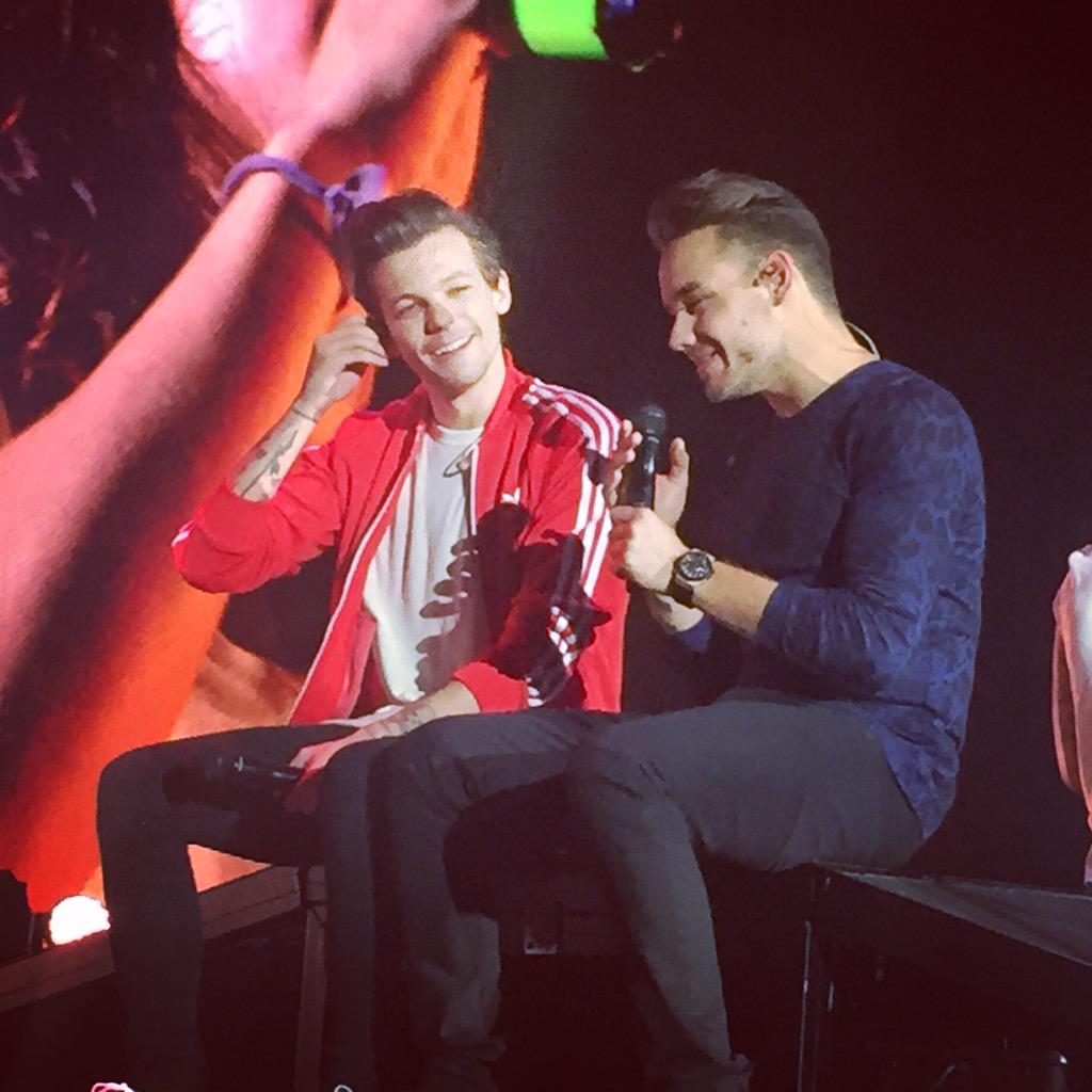 onedirection's tweet image. .@louis_tomlinson &amp;amp; @real_liam_payne singing 'Little Things' #OTRALondon3