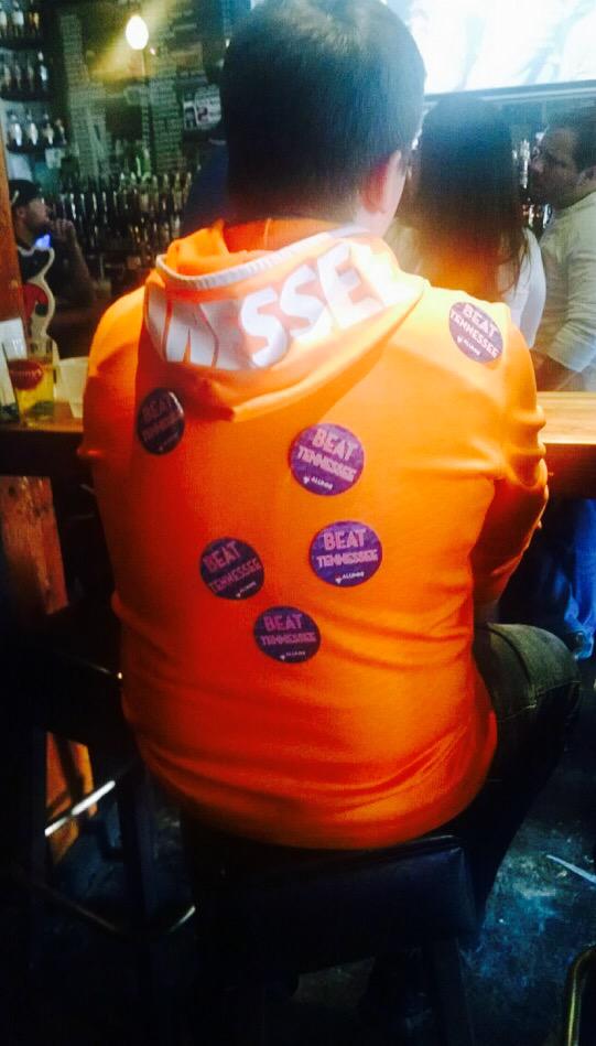 seattlegators's tweet photo. We welcome everyone to join us at our viewing parties! #drinkingwiththeenemy #TENNvsUF #GoGators #wearblue #goodsport http://t.co/qJjiPGLfDz