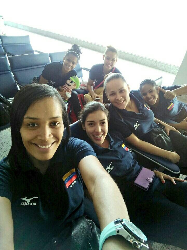 voleyven's tweet photo. La seleccion de voleibol femenina parte hoy a Cartagena-Colombia para disputar el Suramericano de la disciplina. http://t.co/5Z4RixlIqS