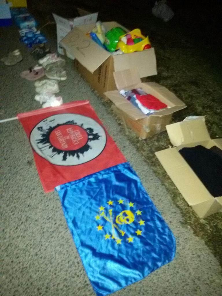 DinamoPress's tweet photo. Bandiere di Europa pirata e @repubblicasanlo accolgono i migranti da #Roma ai confini dell Europa #RefugeesWelcome http://t.co/yGakw8jAz2