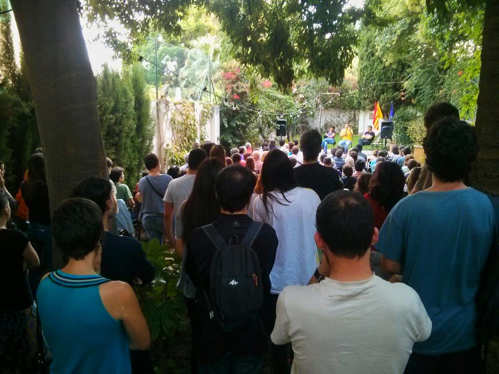 cup_palma's tweet photo. La gent dempeus en el jardí de Can Alcover ple de gom a gom per escoltar @AnnaGaSabate @quimarrufat @Pepe_alternatiu http://t.co/O43PlYzqp7