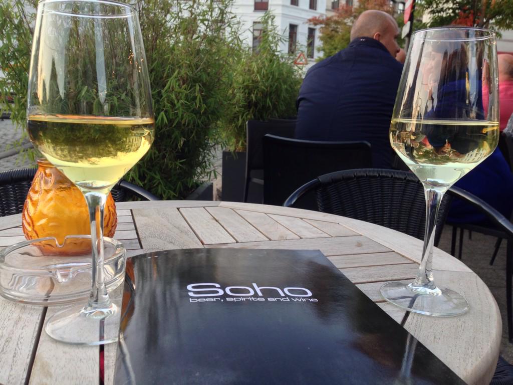 SmitsEllen's tweet photo. Hmm lekkere wijntjes @tomwaes #Soho http://t.co/YK1fqcWQnP
