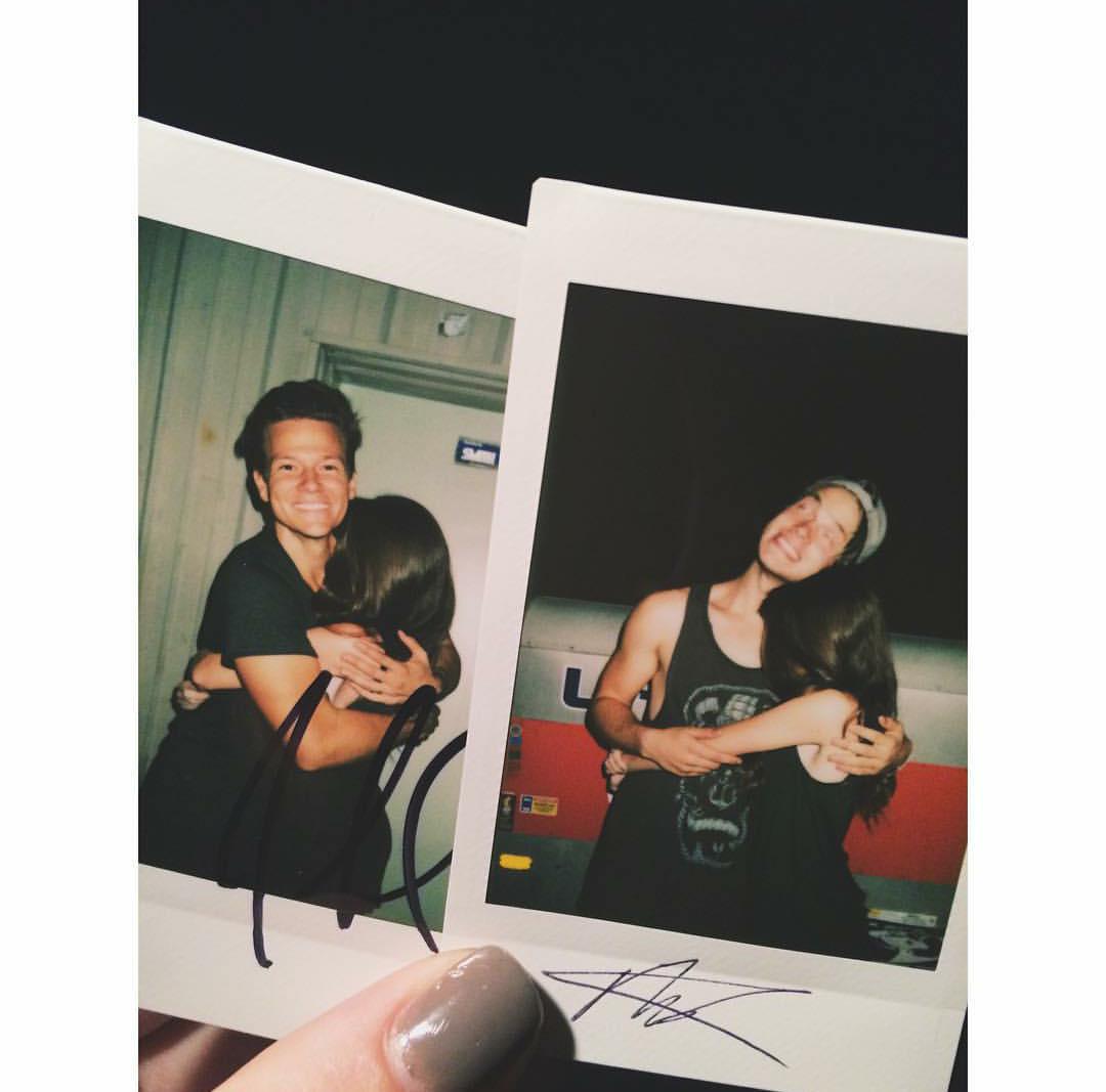 TylerWardUpdate's tweet photo. tyler with some fans in dallas !! 🙊 #1 #yellowboxestour http://t.co/9UNKgZ5GRB