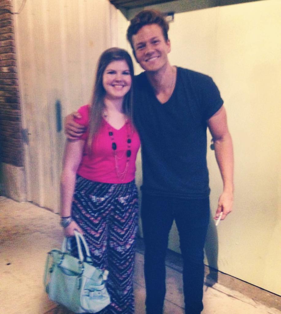 TylerWardUpdate's tweet photo. tyler with some fans in dallas !! 🙊 #1 #yellowboxestour http://t.co/9UNKgZ5GRB