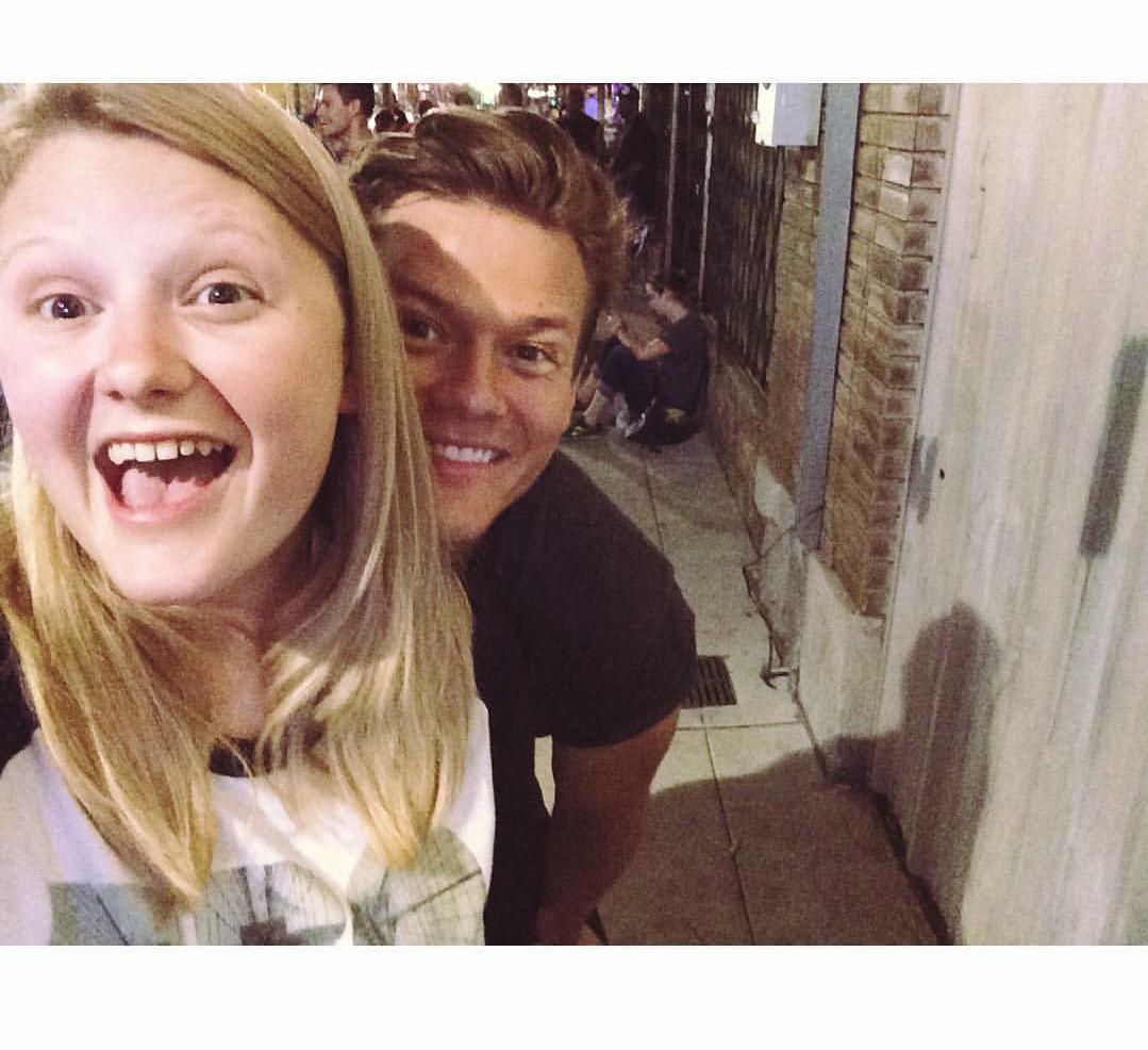 TylerWardUpdate's tweet photo. tyler with some fans in dallas !! 🙊 #1 #yellowboxestour http://t.co/9UNKgZ5GRB