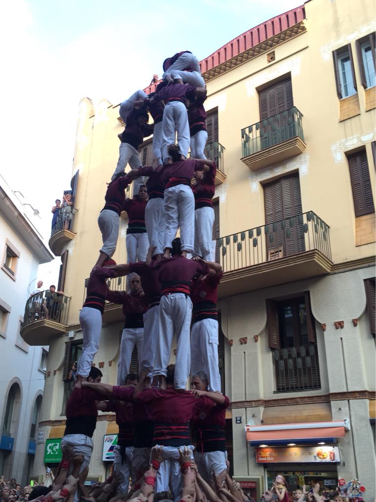 jovedesitges's tweet photo. #STSitges15. En 1a ronda hem descarregat el 5de7, després d'un intent desmuntat #castellers #Sitges http://t.co/IzGGKXhBdF