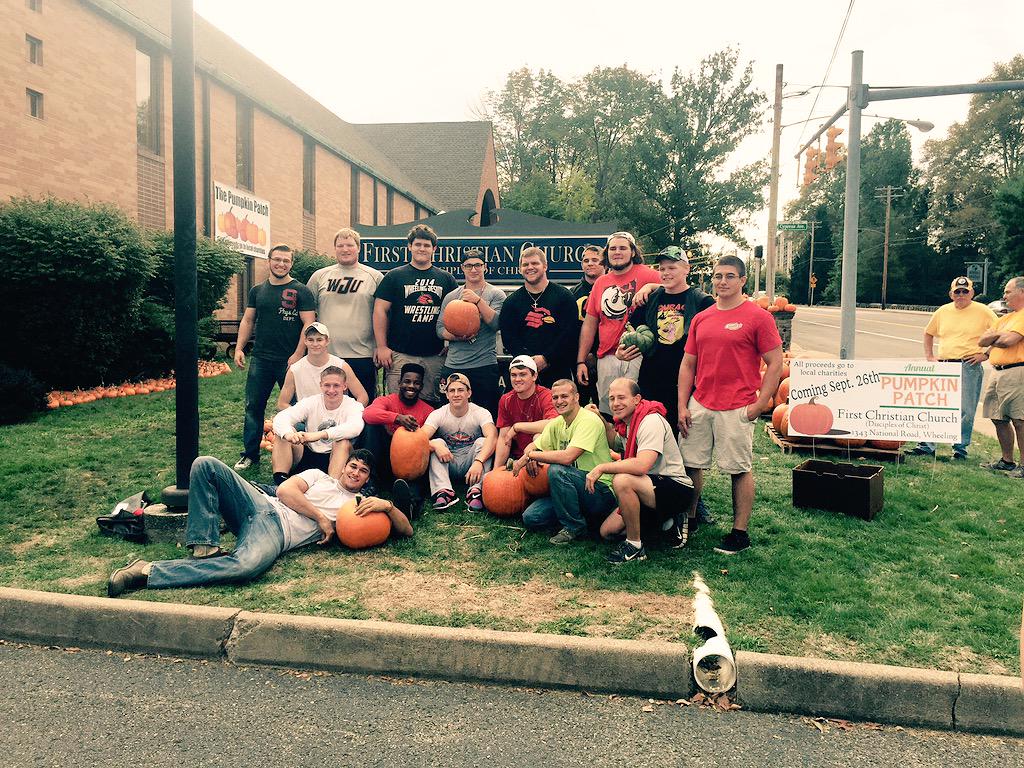 WUWrestle's tweet photo. Saturday morning w/ First Christian Church of Wheeling! #FallPumpkinPatch #1400pumpkins #😳😳😳 #rivalingahedgerworkout http://t.co/3hf2FeaiNH