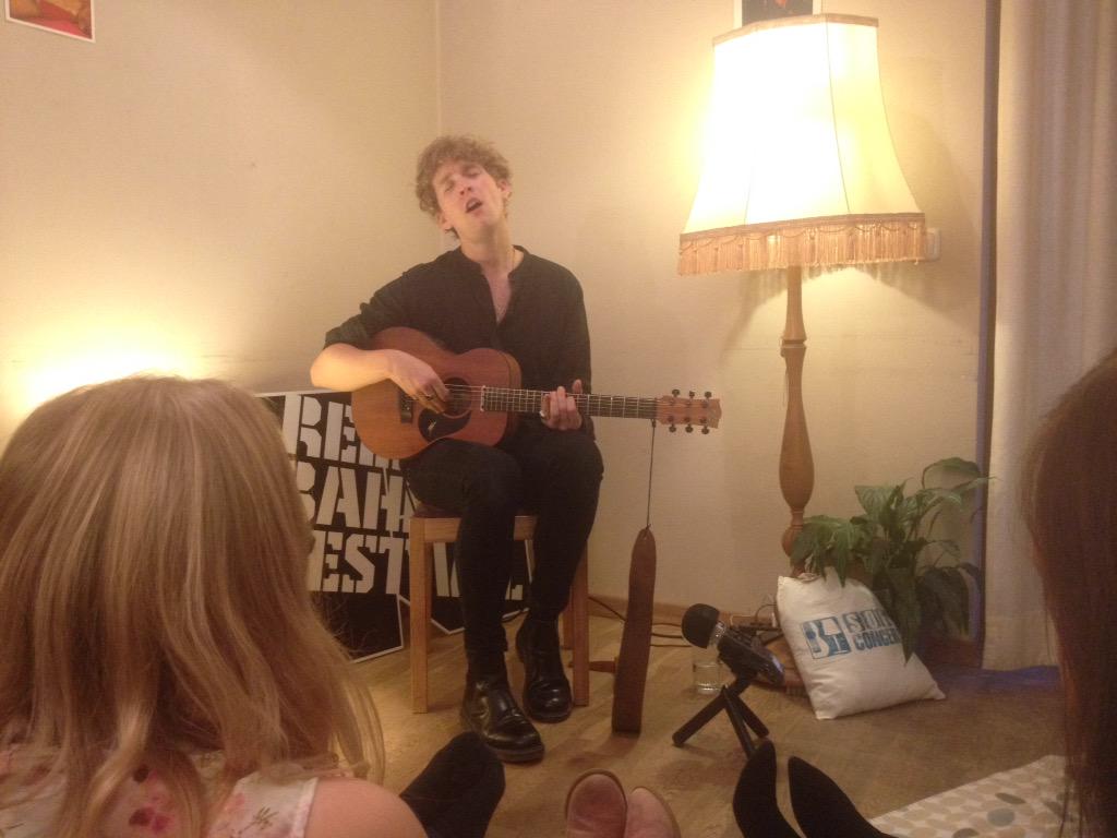 colivingHH's tweet photo. @rhodesmusic First ever broken string on gig happened @SofaConcerts Luckily Jakub Ondra helped out with his guitar. http://t.co/VqW9STxiIp