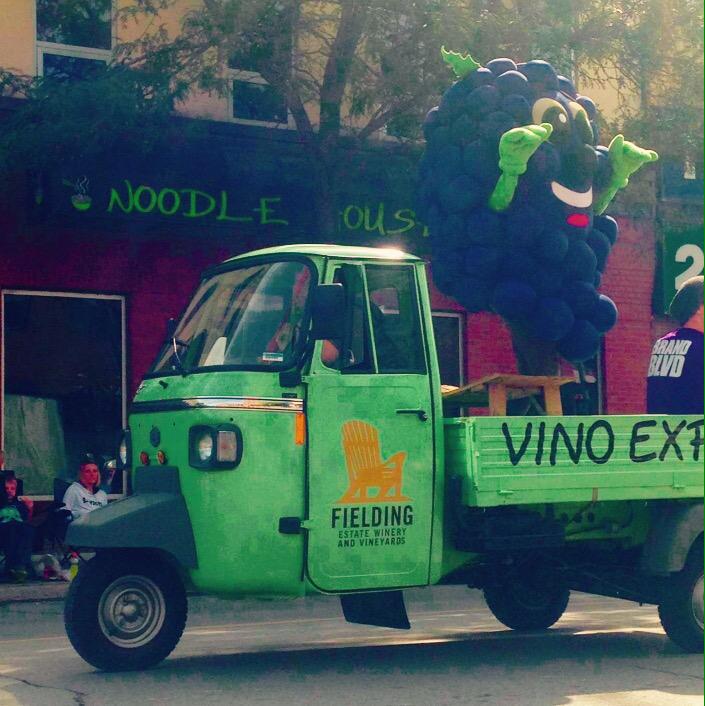 Loving the dancing grapes! #vinoexpress #GabbyGrape #grandeparade #WINEFEST2015 #futurewinelovers @FieldingWinery