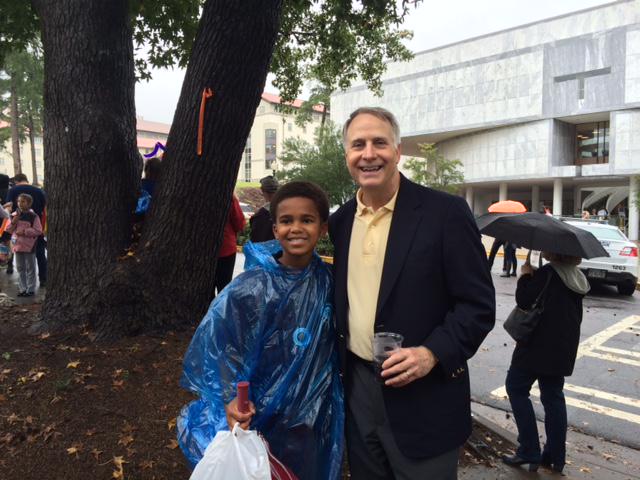 EmoryAlumni's tweet photo. It's President Wagner and an #ImINEmoryHC guest. Welcome everyone! Hope you are on your way here to join us! http://t.co/zq6M7sYmBC
