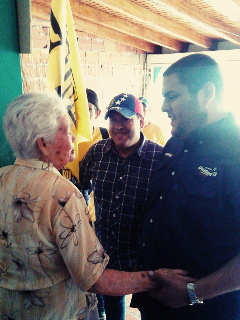 JuanRequesens's tweet photo. La bendición y ganas de #Cambio en #AltosDeParamillo en #Cárdenas http://t.co/oyllhDLxL6