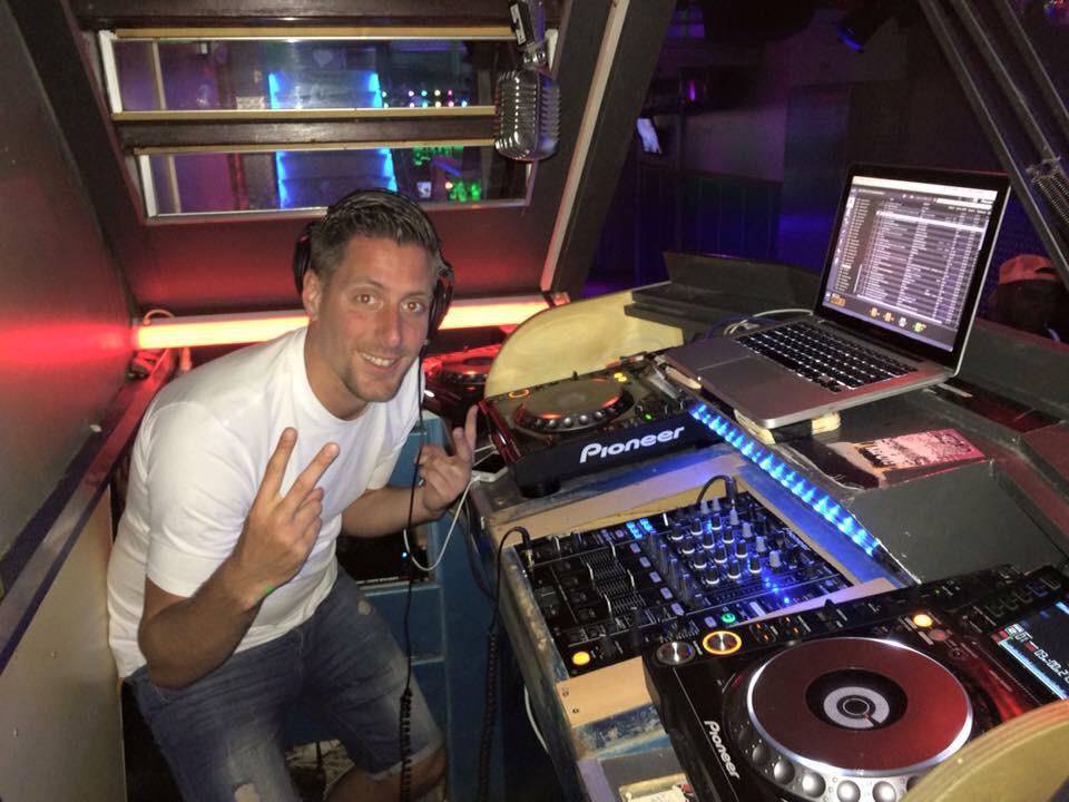 Shakindjs's tweet photo. Vanavond DJ Michel op zijn vertrouwde plekkie in Maastricht: De Feesfebrik! #dj #weekend #opstap http://t.co/DkD8MOunrU