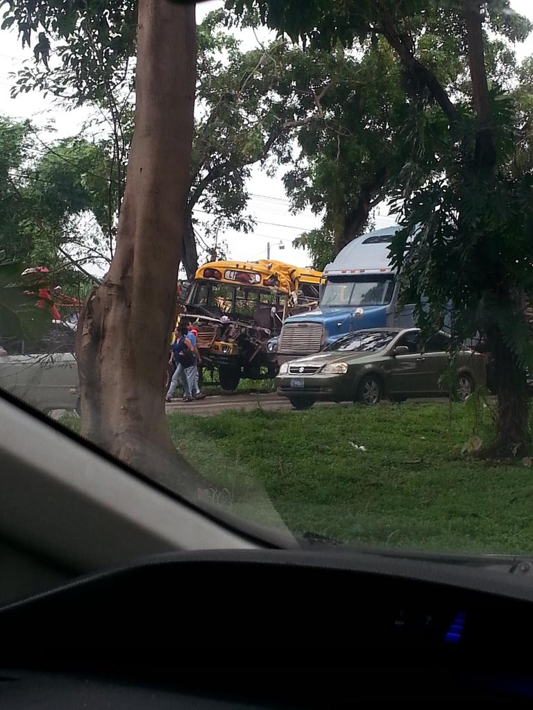 VeroEMonroy's tweet photo. @alertux Así quedo el bus accidentado  en carretera  hacia San  Salvador . http://t.co/Vi2pq9fWf9