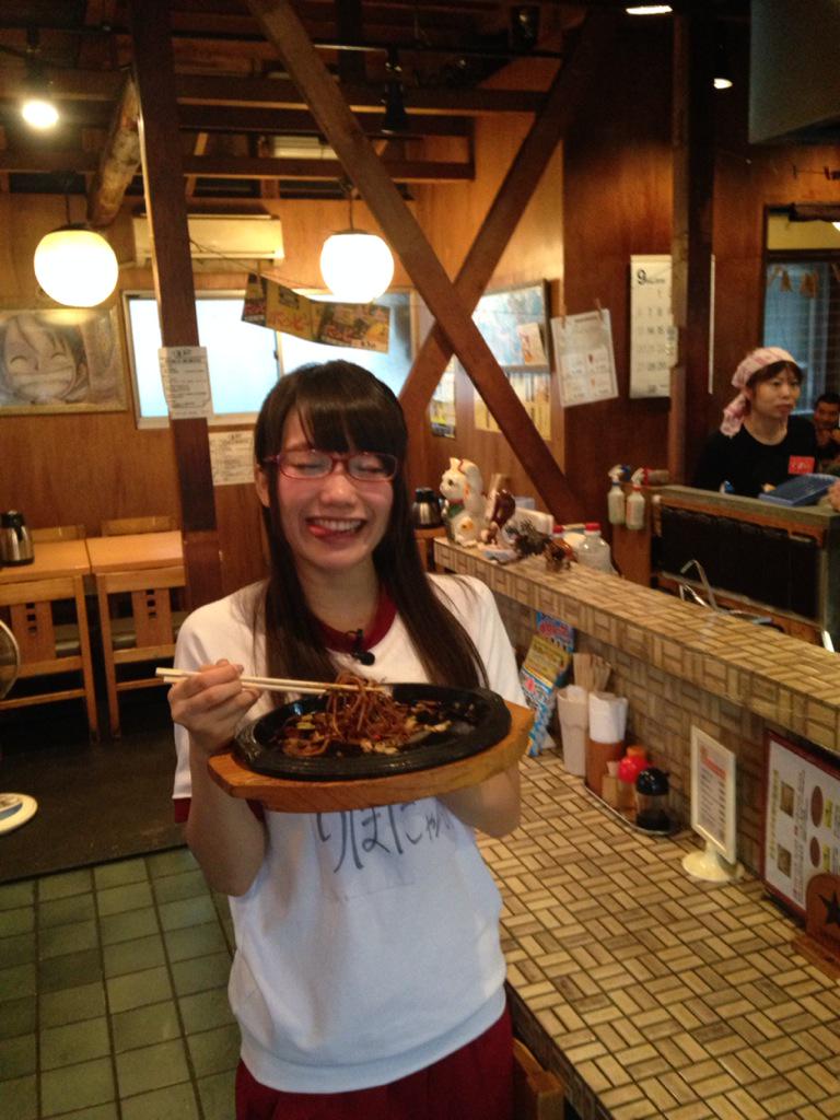 立って美味しい食べ物を食べている加藤里保菜の画像♪