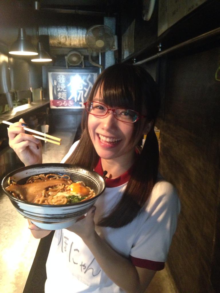 ラーメンを美味しそうに食べる加藤里保菜の画像♪