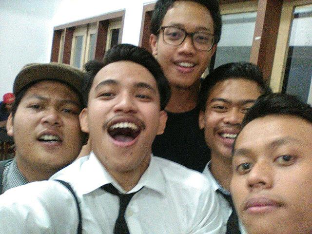 MeynaelTW's tweet photo. At sanatadharma sastra inggris @AncamanKota @AnasTrumpet @galih_yoga_vla @Dhana_Dira :* http://t.co/u0k2otD7UR