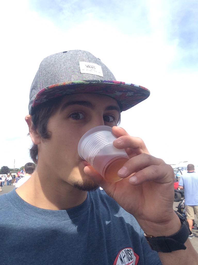 griffmiester22's tweet photo. Trying some snapple sorta sweet at the boat show #straightupteatime http://t.co/IeTBkjybAQ