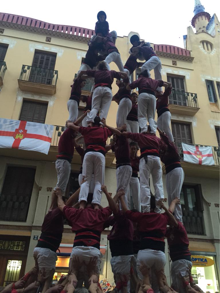 jovedesitges's tweet photo. #STSitges15. En 2a ronda hem descarregat el 7de7 #castellers #Sitges http://t.co/j5JUDg5vod