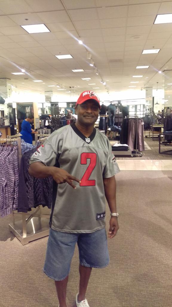 vxmcclure23's tweet photo. Nice Matt Ryan jersey representing in Dallas http://t.co/YceXrNmCky