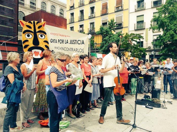 Cobertura al minuto. #Madrid grita por la justicia #AyotzinapaUnAño -&gt; bit.ly/1iBN9RZ