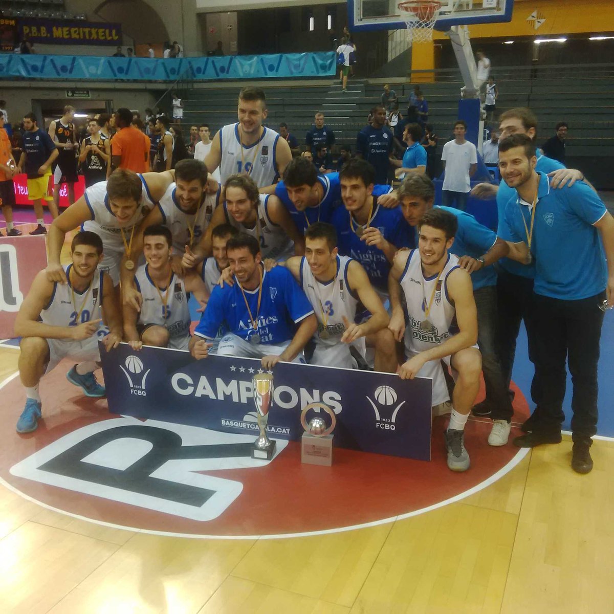 CBPrat's tweet photo. Foto dels campions! http://t.co/iBktywCeml