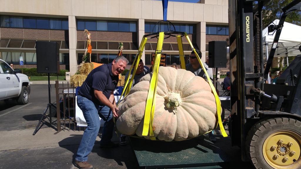 StephanyBeshara's tweet photo. Only @mikemodrick could lift a pumpkin this size! #HeyMike @MainStSquare #PumpkinSquared http://t.co/6XNijboEnU