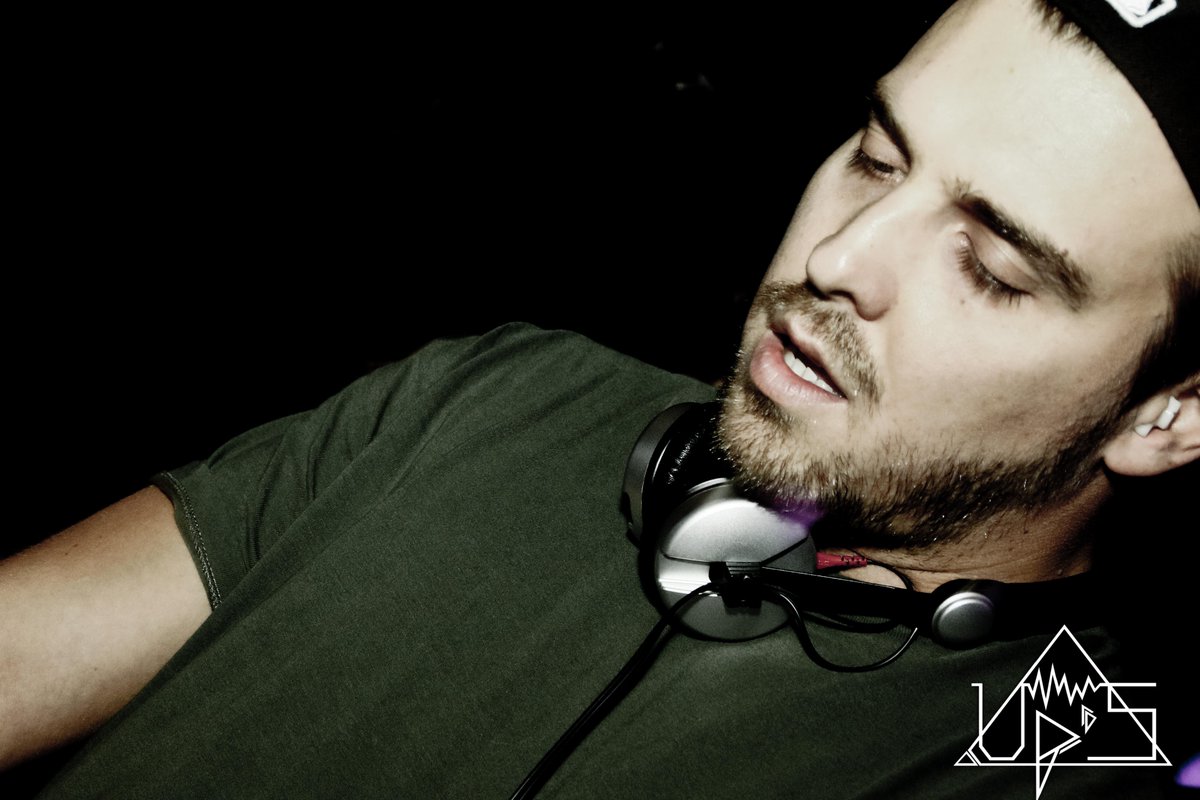 UpS_Officiel's tweet photo. ** #FEDER **
#PicsShot #UpsFrance #DJ #DJLife #deephouse #GoodBye http://t.co/Sgw2yXm3Pq