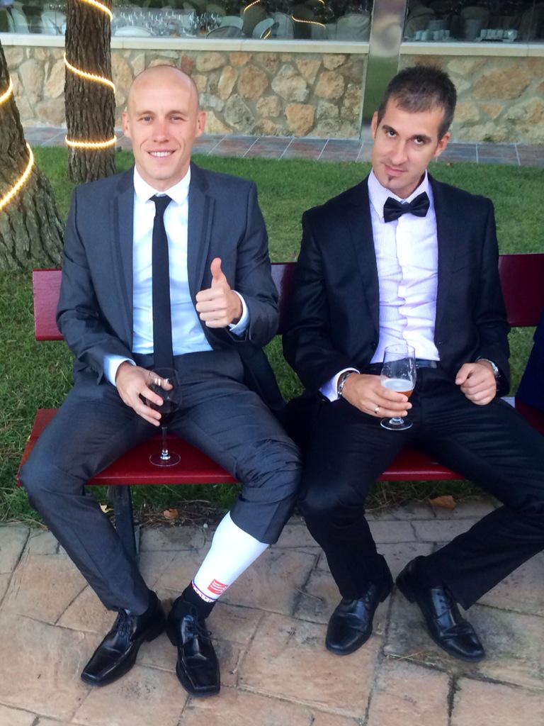 AlonsoMckernan's tweet photo. Friky nivel:
Ponerse las full legs debajo del traje para una boda!
Aquí con mi colega Kama, en la boda de @qkgol!! http://t.co/6FP5GBs0z4