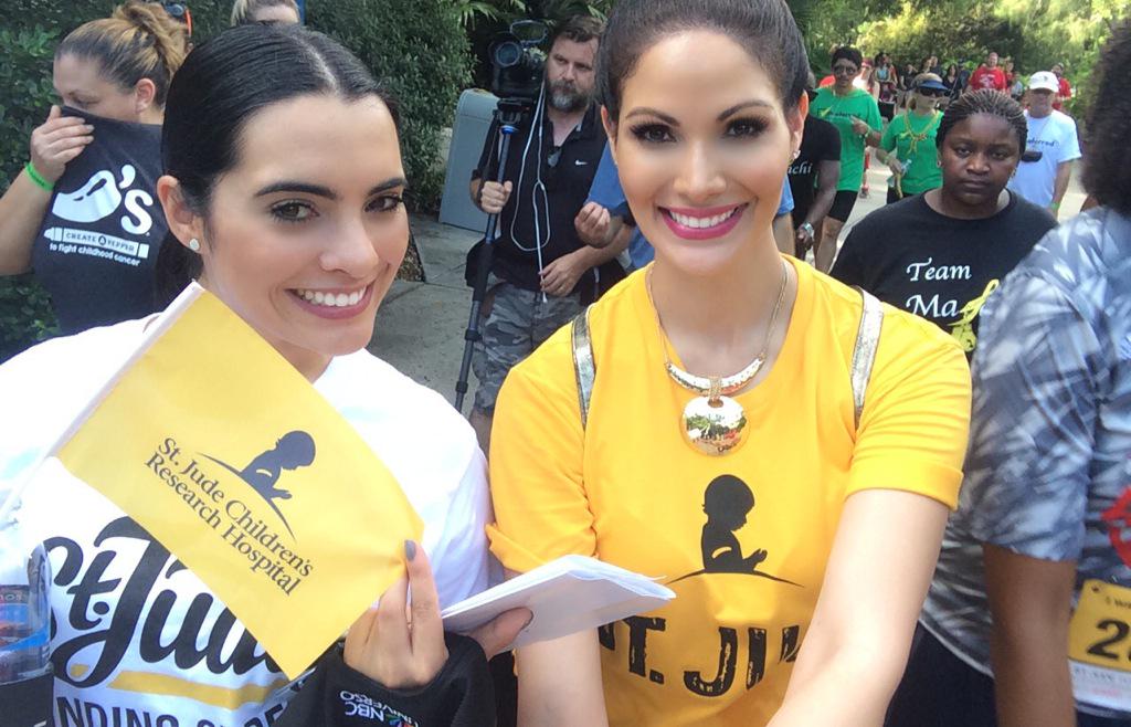 CYNTHIAOLAV's tweet photo. Brujita e Isadora caminando 👟 @ScarletGruber 😃🎉👸😘 http://t.co/OlxV5eb3eO