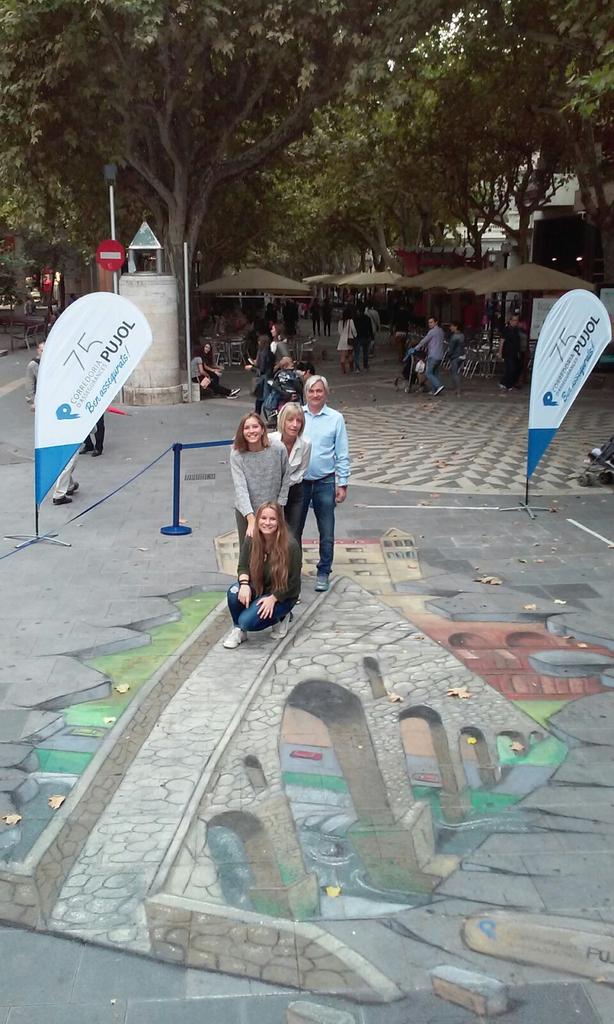 xevi_pujol's tweet photo. 75 anys es diuen ràpid, són la conseqüència de fer la feina ben feta. Que en siguin molts més! Felicitats @Ass_Pujol! http://t.co/zCCDxfHuRU