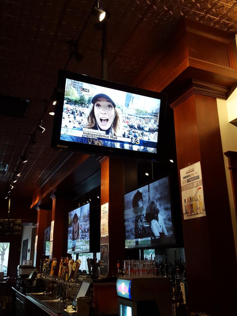 LandmarkCL's tweet image. Pope Coverage and a $3 Coors Light All Day #CBSPhillyPope #PopeInPhilly #landmarksju #popenextdoor