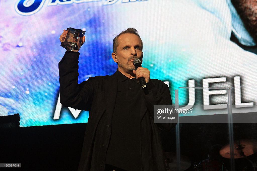 Equipo_Bose's tweet photo. Miguel Bosé en el escenario Noche de Estrellas Fidelity, Puerto Rico 25/sept/2015 (fotos via GettyImages) http://t.co/qH7rOjhbQh