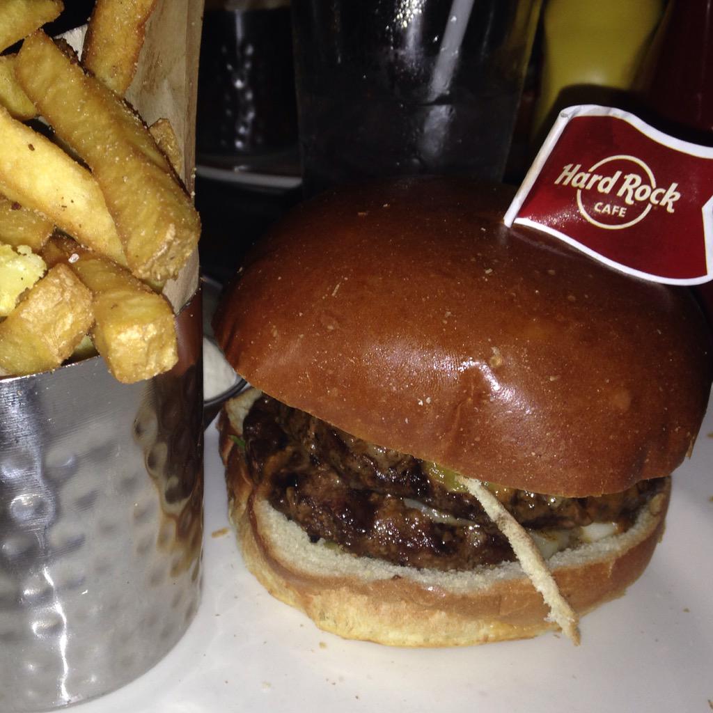 MenjatBarcelona's tweet photo. Hamburguesa de la #Merce2015 de @HRCBarcelona, es mereix una entrada al blog! http://t.co/H0SgbY60ch