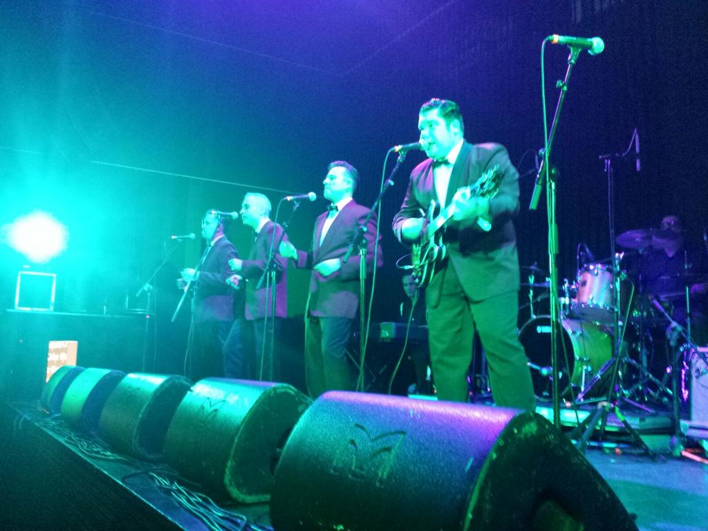 Lindeiros_gal's tweet photo. The Velvet Candels pechando o Outono Codax Festival #xlindeiros #velvetcandels #outonocodax #composteka http://t.co/CTTshk2edA