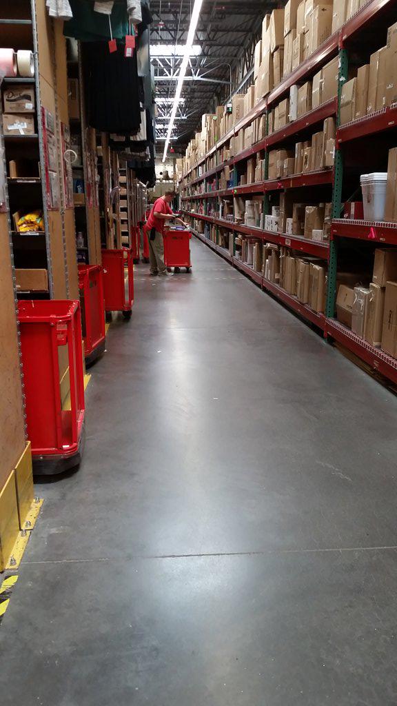 RP42016's tweet photo. Just after 1 and we are clean and green in the backroom, driving some $ales! #drivingsales @TracyKlees @leannewiborg http://t.co/kihG4nPEIu