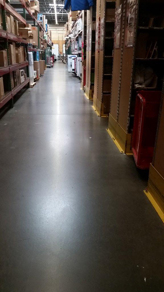 RP42016's tweet photo. Just after 1 and we are clean and green in the backroom, driving some $ales! #drivingsales @TracyKlees @leannewiborg http://t.co/kihG4nPEIu