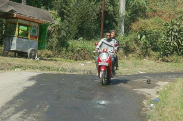 Rhinyoy1's tweet photo. Lagi naek gojek.mau ke puncak. http://t.co/m7coC8nix4