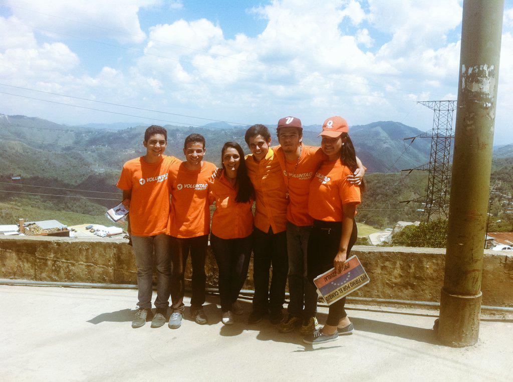 Jvp_baruta's tweet photo. Hoy  recorrimos  #HoyoDeLaPuerta con nuestro Concejal @luis.somaza  llevando un mensaje de cambio a nuestros vecinos! http://t.co/6BJnMVxEsb