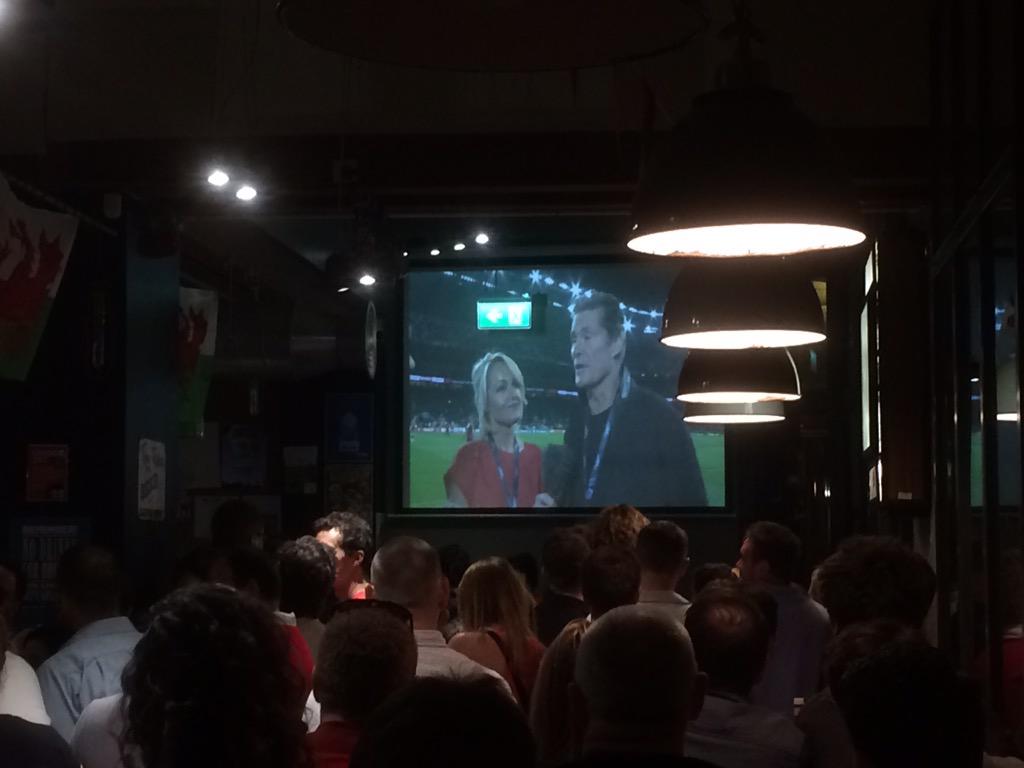 Wales match it @UrbanTapHouse <a href="/tinyrebelbrewco/">Tiny Rebel</a> . The Hoff has made an appearance! Hoff! Hoff! Hoff!