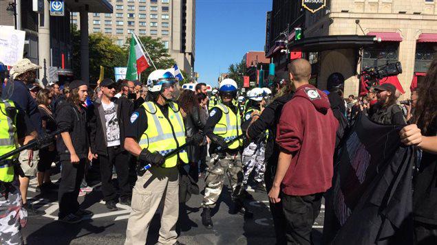 RadioCanadaInfo's tweet photo. Une manifestation tourne mal à Montréal http://t.co/qjIPvCqgto http://t.co/ItDNphuLSo