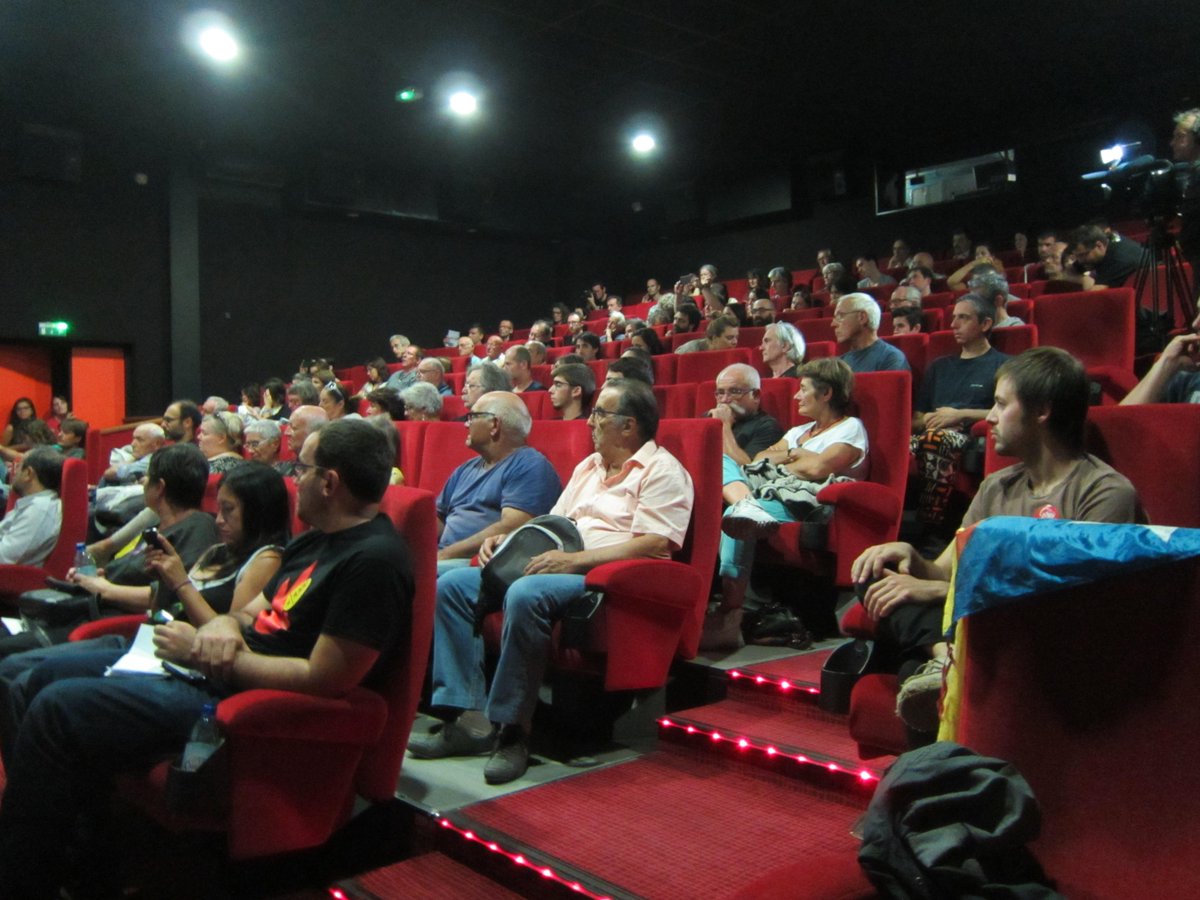 Prop de cent persones han ompert el cinema Castellet de #Perpinyà en l'acte final de campanya #SomPaïsosCatalans