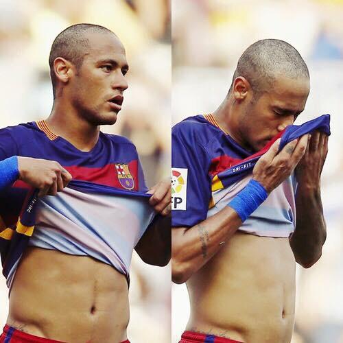 lucasljne's tweet photo. Neymar a rasé ses cheveux en hommage à sa grand mère car elle est atteinte du cancer.. http://t.co/2PkA2ikT2f