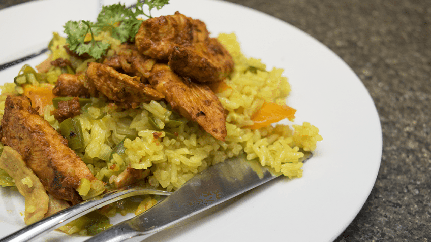 Fried rice in a rice cooker. Genius from <a href="/The_Tasty_Cook/">The Tasty Cook</a> bit.ly/1KFuaMU