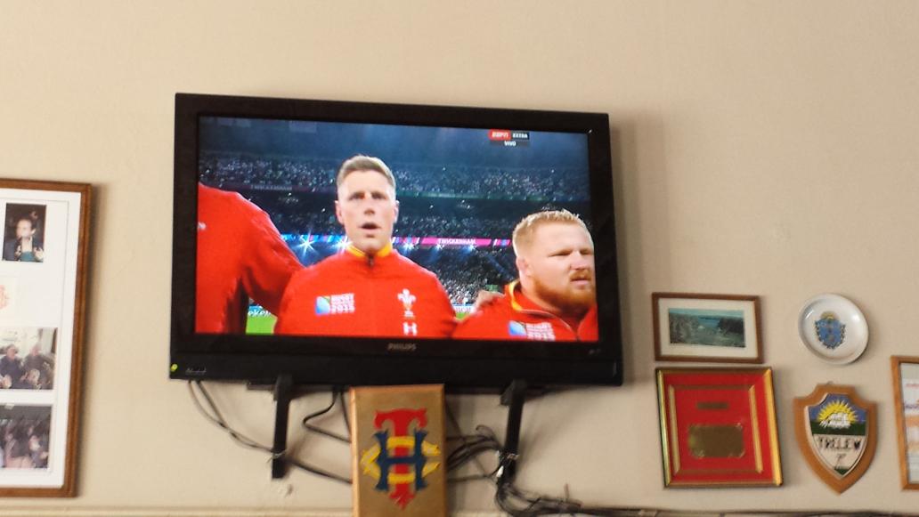 annmarielew25's tweet photo. C'mon Cymru! Gwylio'r gem yn y Touring Club, Trelew! http://t.co/YcMms6pdFS
