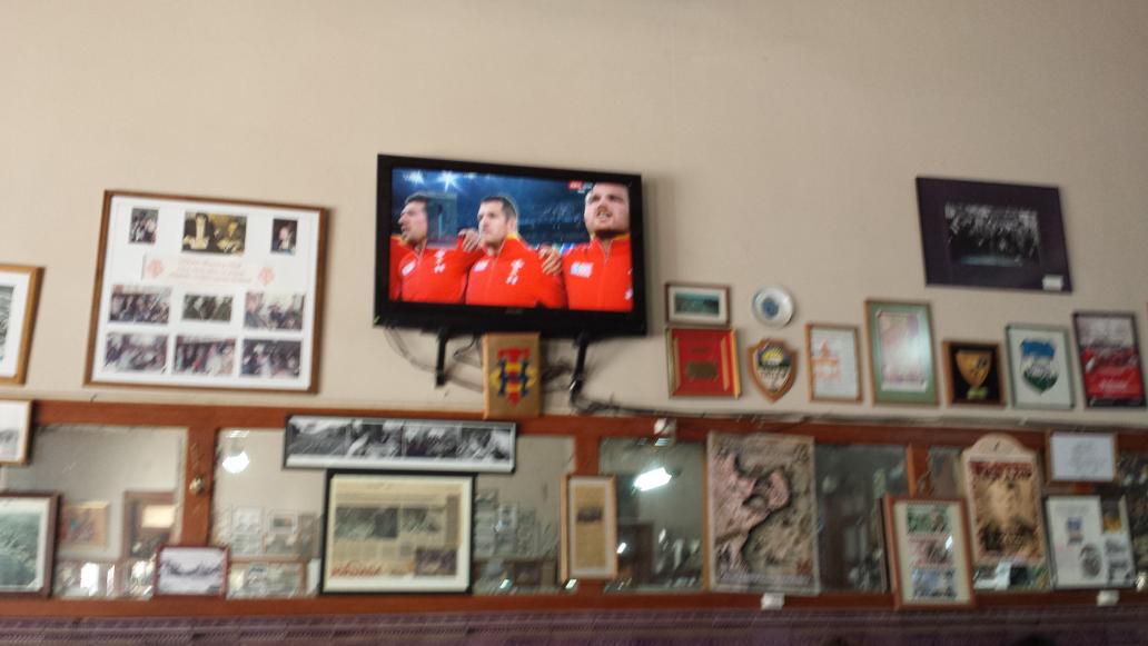 annmarielew25's tweet photo. C'mon Cymru! Gwylio'r gem yn y Touring Club, Trelew! http://t.co/YcMms6pdFS