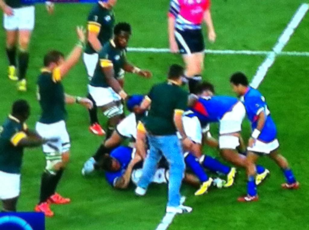 Snoopyknoop's tweet photo. @venter_philip On debut . Forgot his socks and shorts ...disgraceful ... He only had jean pant ...not trendy http://t.co/udJysXFJPK