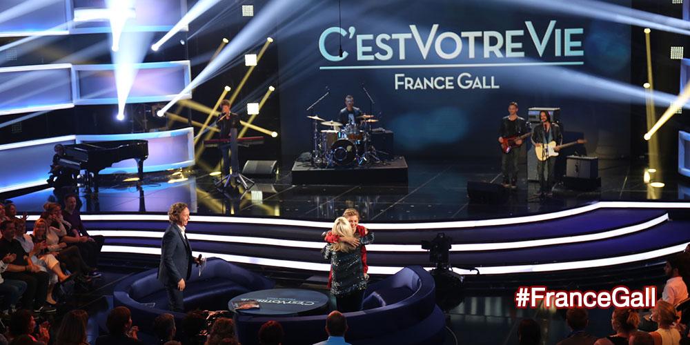 FranceTV's tweet photo. Émotion &amp; partage ce soir autour de #FranceGall. Pour revoir la prestation de @Louane > http://t.co/Uuv7Ad8IqZ http://t.co/YywpHA7jQt
