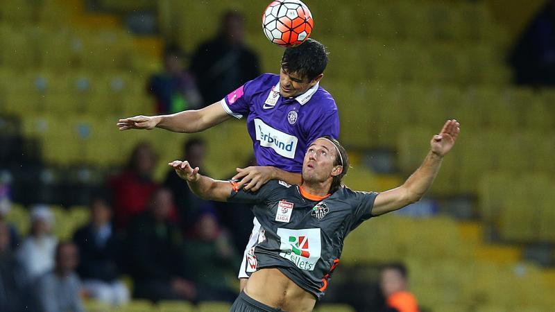 Shikov wins a header; photo: LAOLA