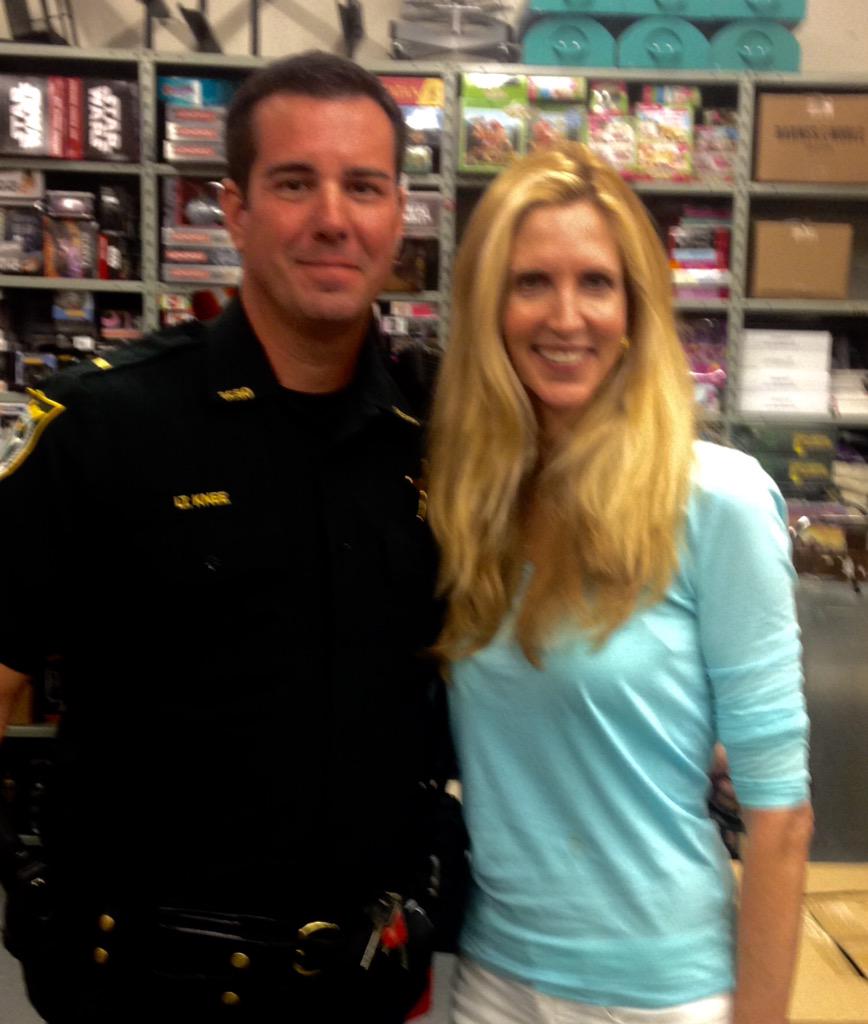 DonaldKnee's tweet photo. @AnnCoulter Nice to have met you http://t.co/7pxDCBprlr
