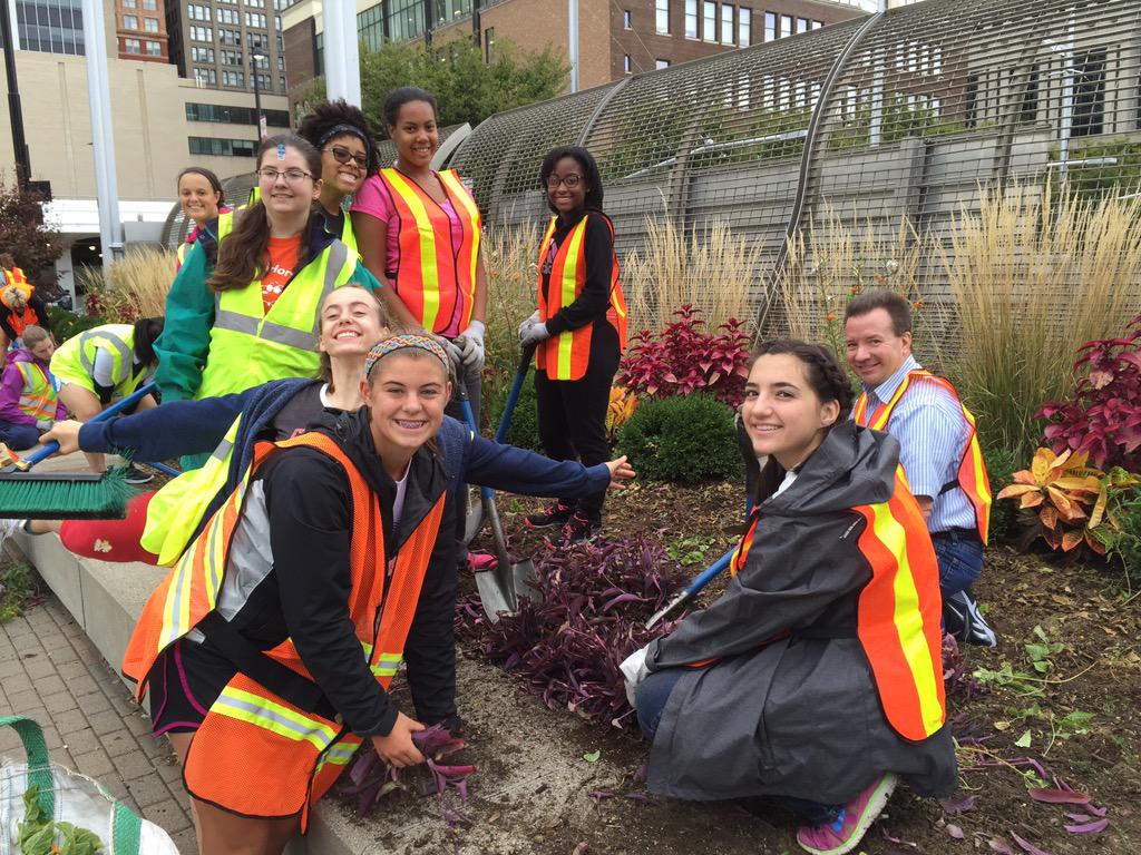 mndservice's tweet photo. MND Freshman Service Day @CincinnatiParks http://t.co/KbvB0kCkZu